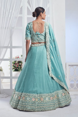 Lehenga Choli brodé à paillettes en organza bleu clair