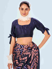 Sari en satin bleu foncé à imprimé chevrons