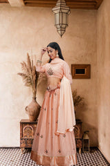 Lehenga Choli brodé en georgette pêche