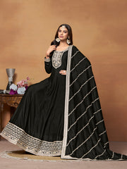Robe Anarkali évasée en soie noire brodée avec dupatta inférieur