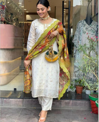 Costume Salwar brodé en jacquard blanc avec pantalon Dupatta