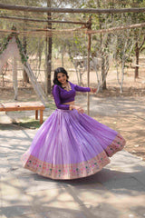 Lehenga Choli Kalamkari en jacquard de viscose violet prêt à porter sans dupatta