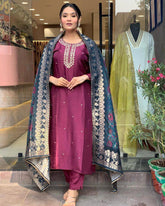 Kurti brodé en viscose et rayonne bordeaux avec pantalon Dupatta