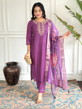 Kurti brodé Chanderi en viscose violette avec pantalon imprimé Dupatta