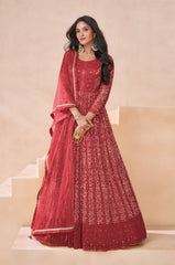Robe évasée brodée en georgette rouge avec dupatta sur le bas