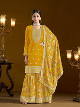 Costume Salwar brodé en chinon jaune avec Sharara Dupatta