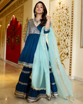 Prêt à l'emploi rayonne coton bleu paon Angrakha Kurti Sharara avec Dupatta