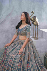 Lehenga Choli brodé en soie organza grise