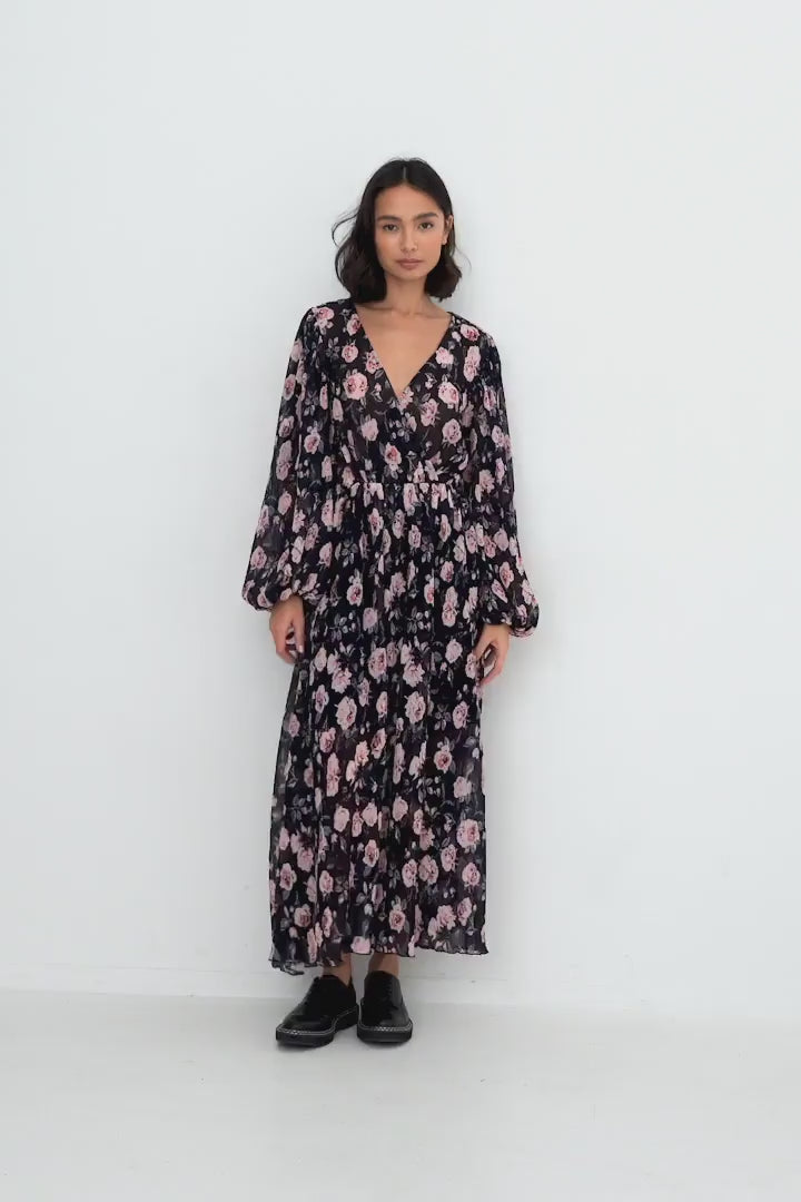 Robe structurée à manches ballon superposées