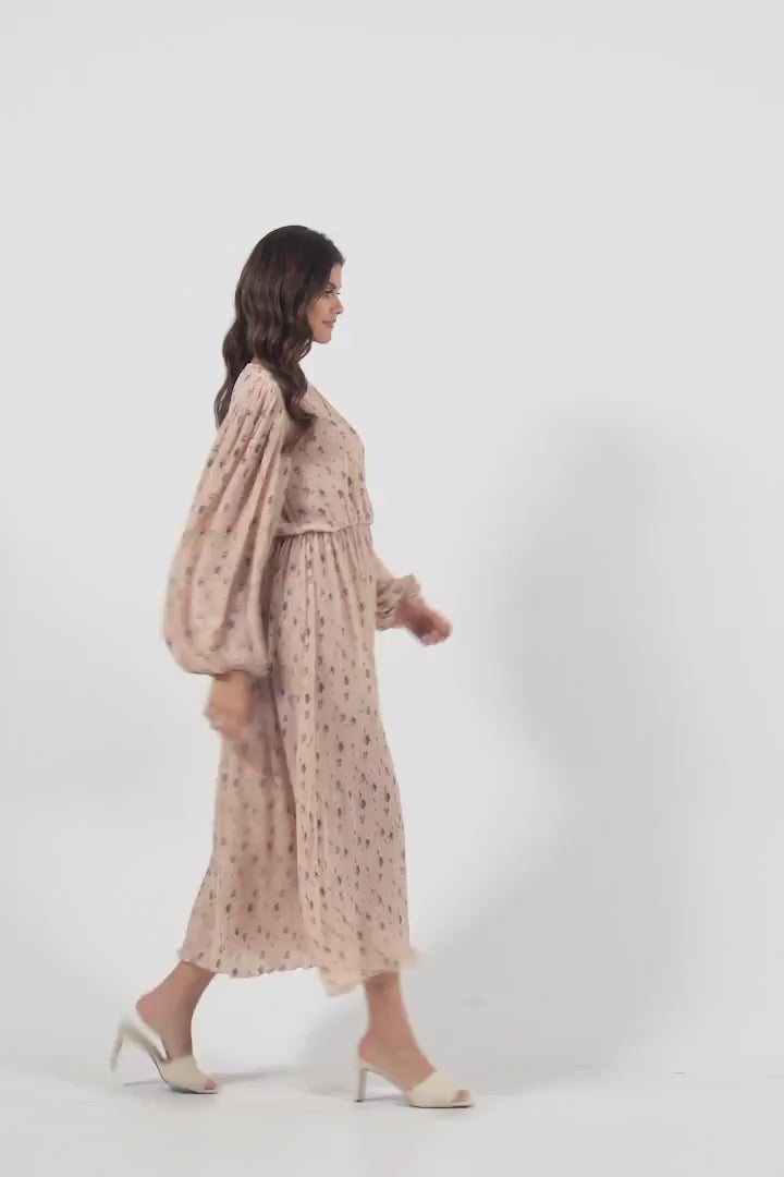 Robe structurée à manches ballon superposées