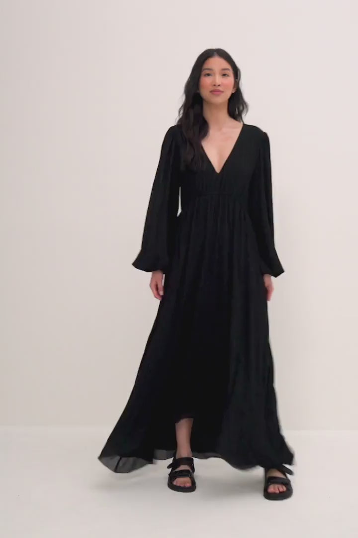 Robe détaillée à col en V