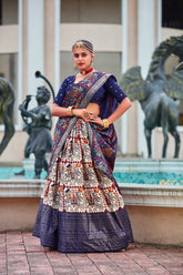 Ensemble de Lehenga Choli indien en coton et soie blanc cassé prêt à l'emploi pour femmes avec chemisier de créateur et Dupatta pour mariage