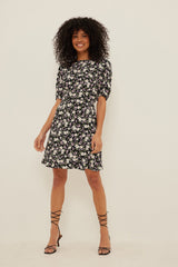 Mini-robe à manches courtes et dos ouvert