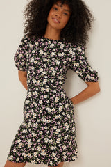 Mini-robe à manches courtes et dos ouvert