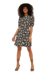 Mini-robe à manches courtes et dos ouvert