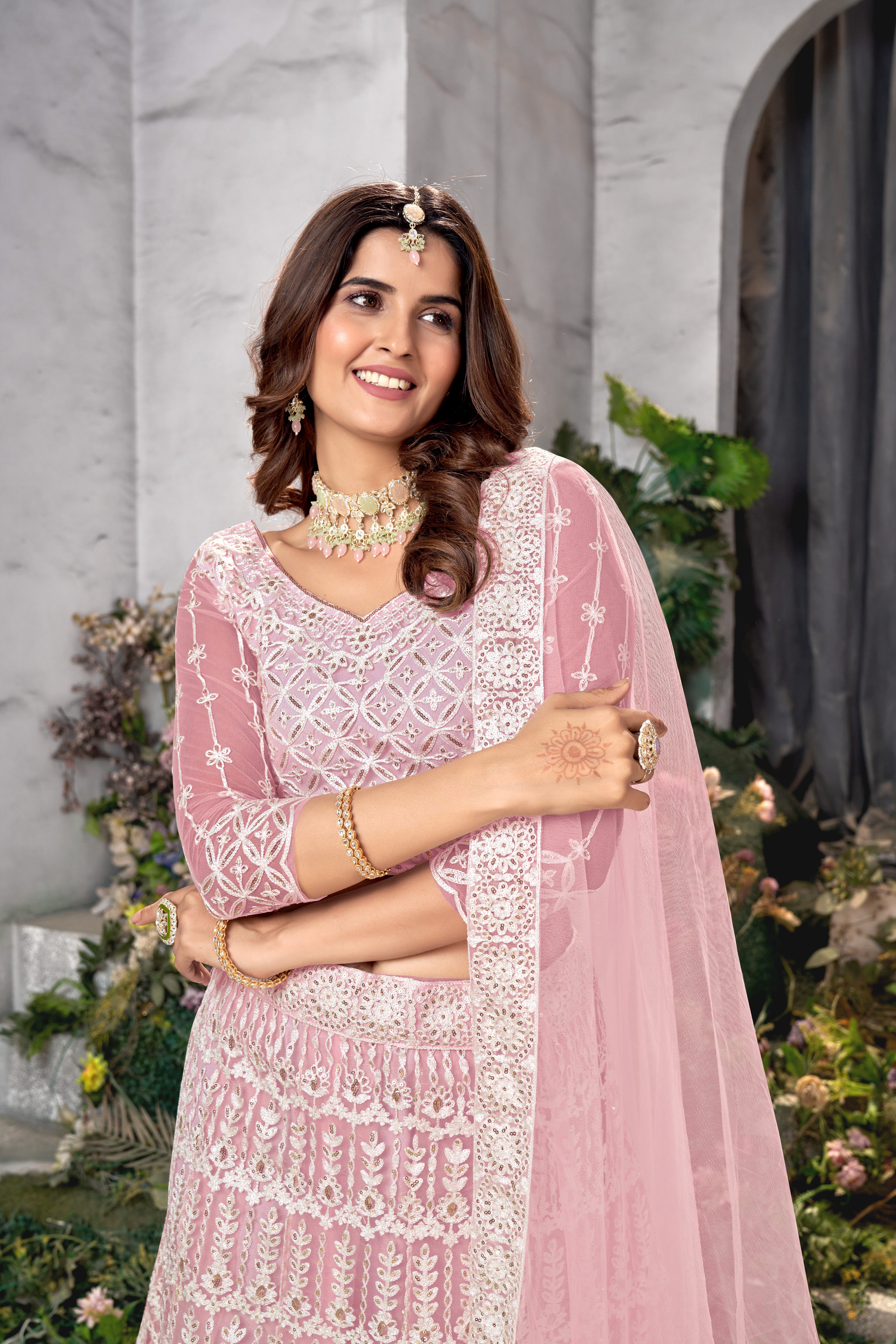 Lehenga Choli brodé en filet rose