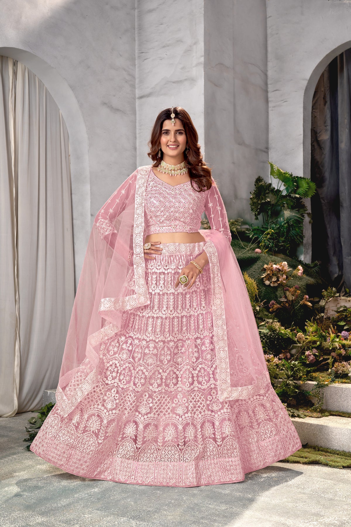 Lehenga Choli brodé en filet rose