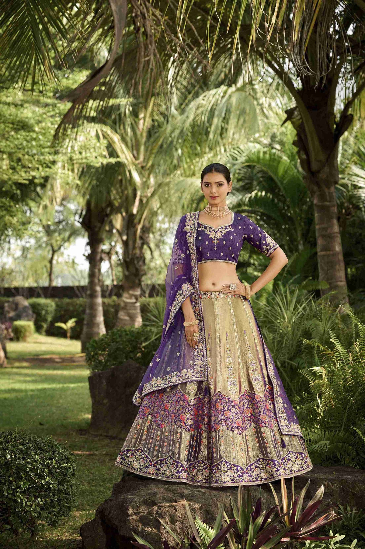 Lehenga Choli brodé en soie Banarasi violette