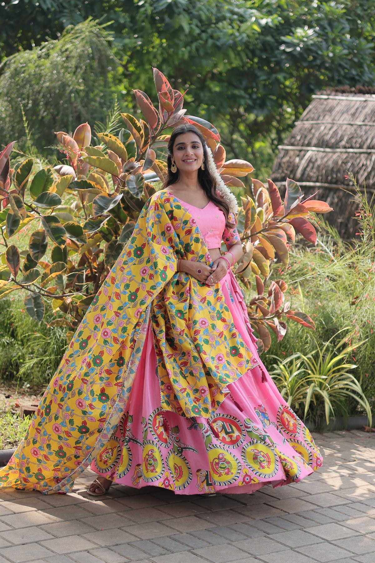 Lehenga Choli en soie brodée Dolla rose