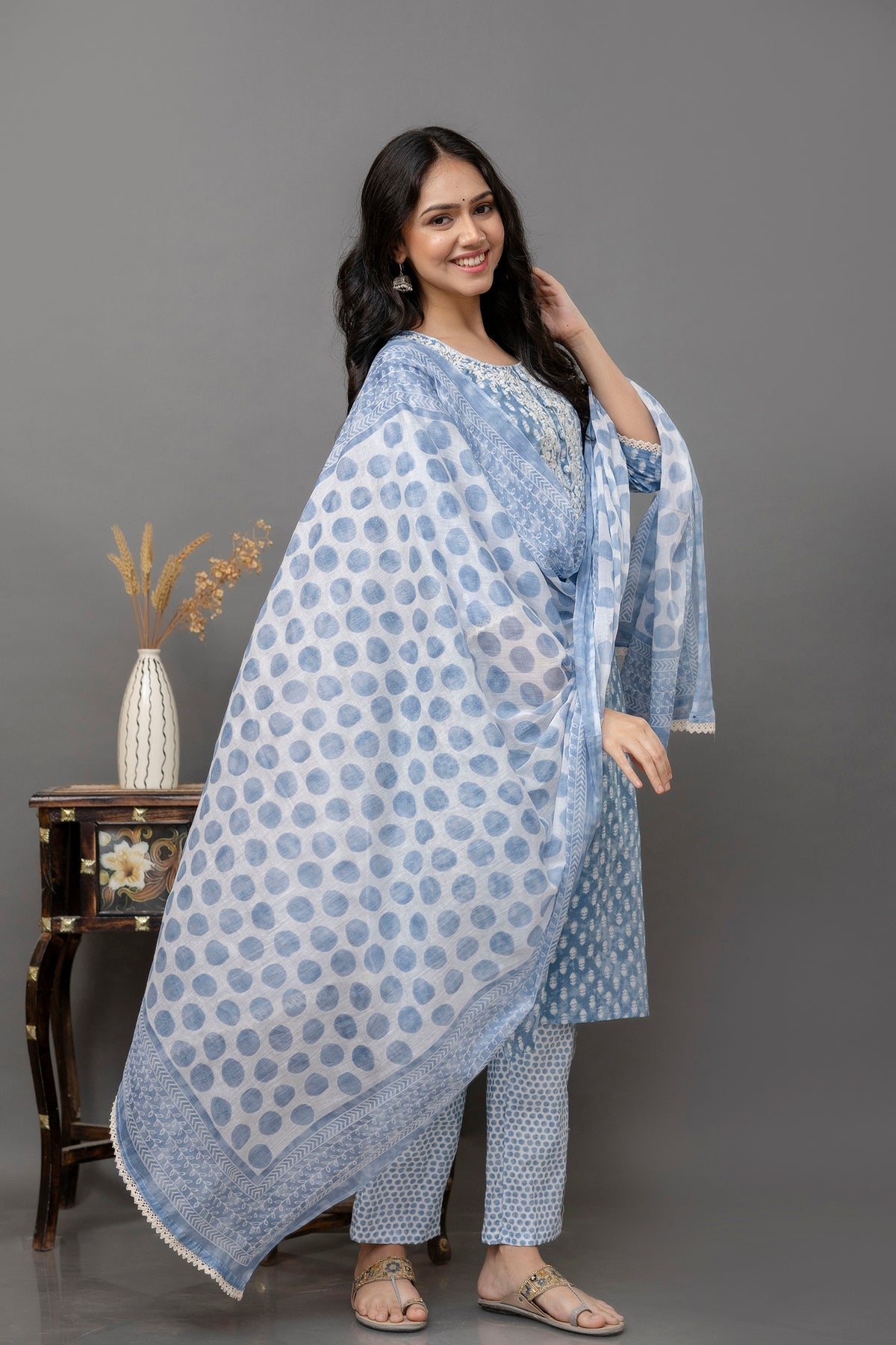 Costume Salwar bleu prêt à porter en coton brodé avec dupatta inférieur