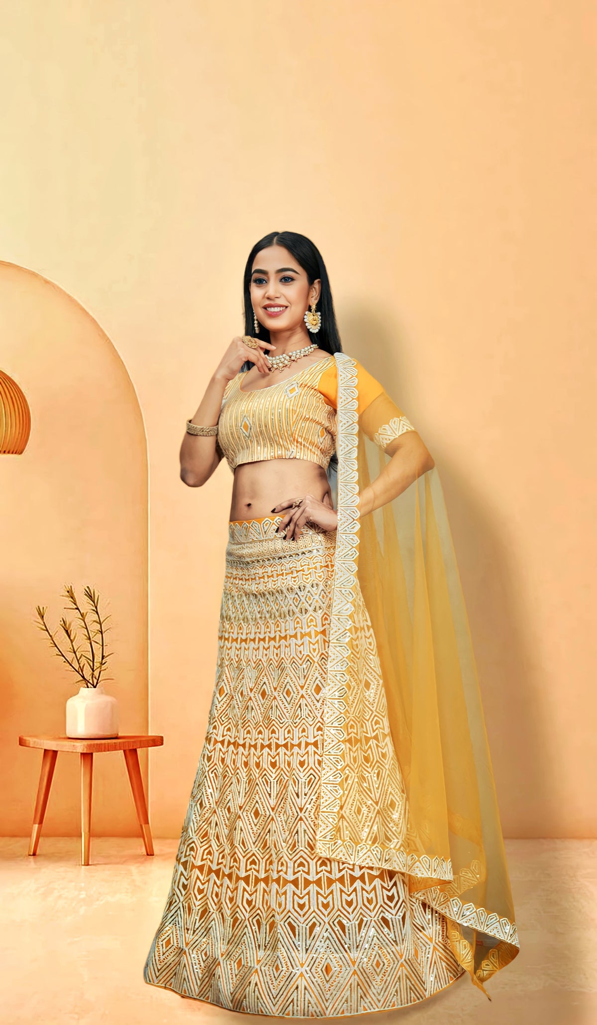 Lehenga Choli brodé en filet jaune