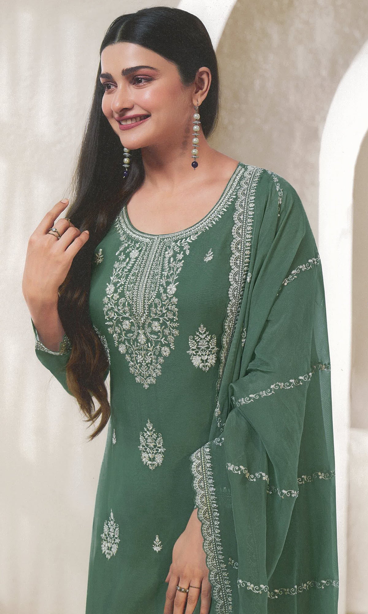 Costume Salwar brodé en organza vert avec pantalon Dupatta