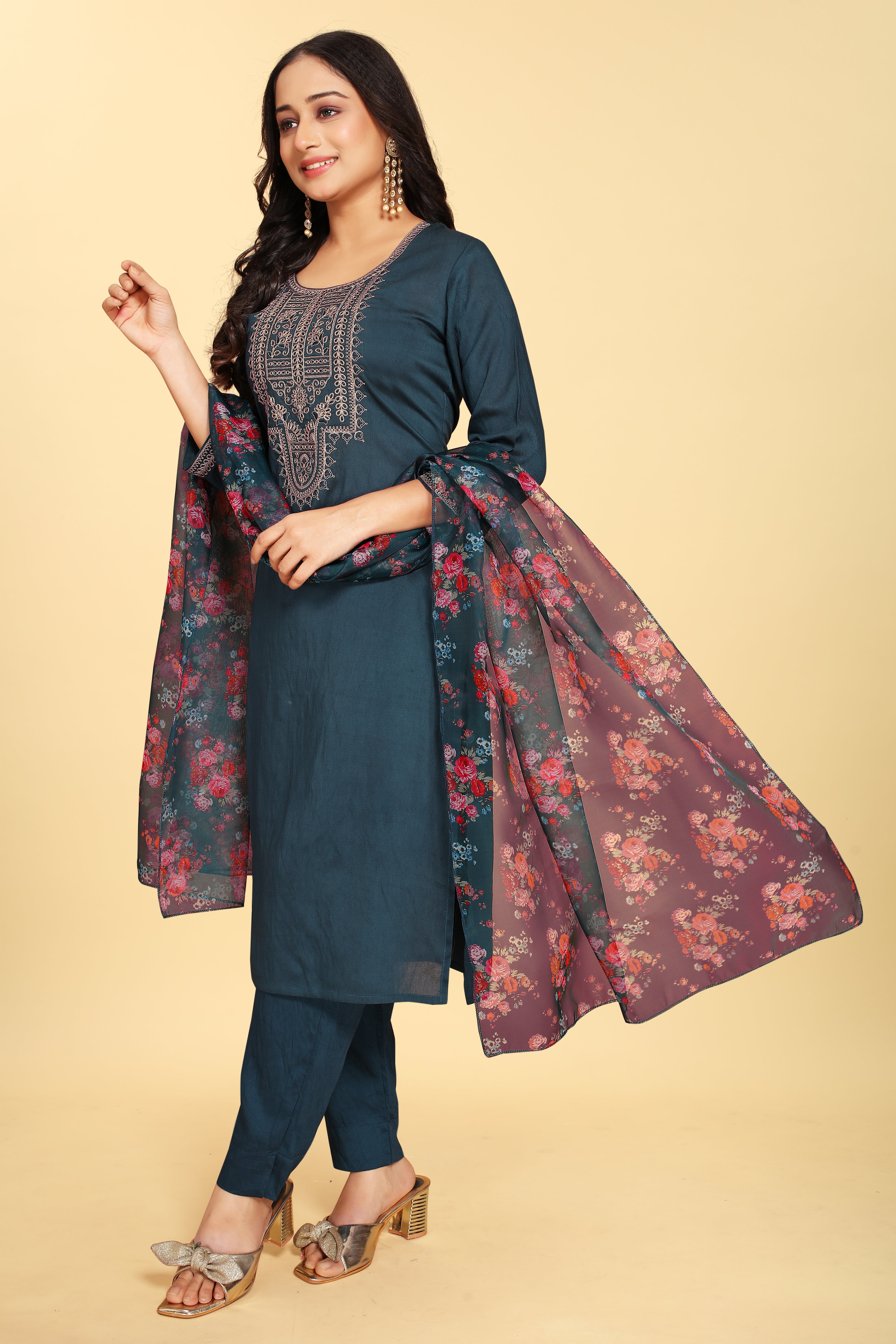 Costume Salwar brodé en soie bleue avec pantalon Dupatta