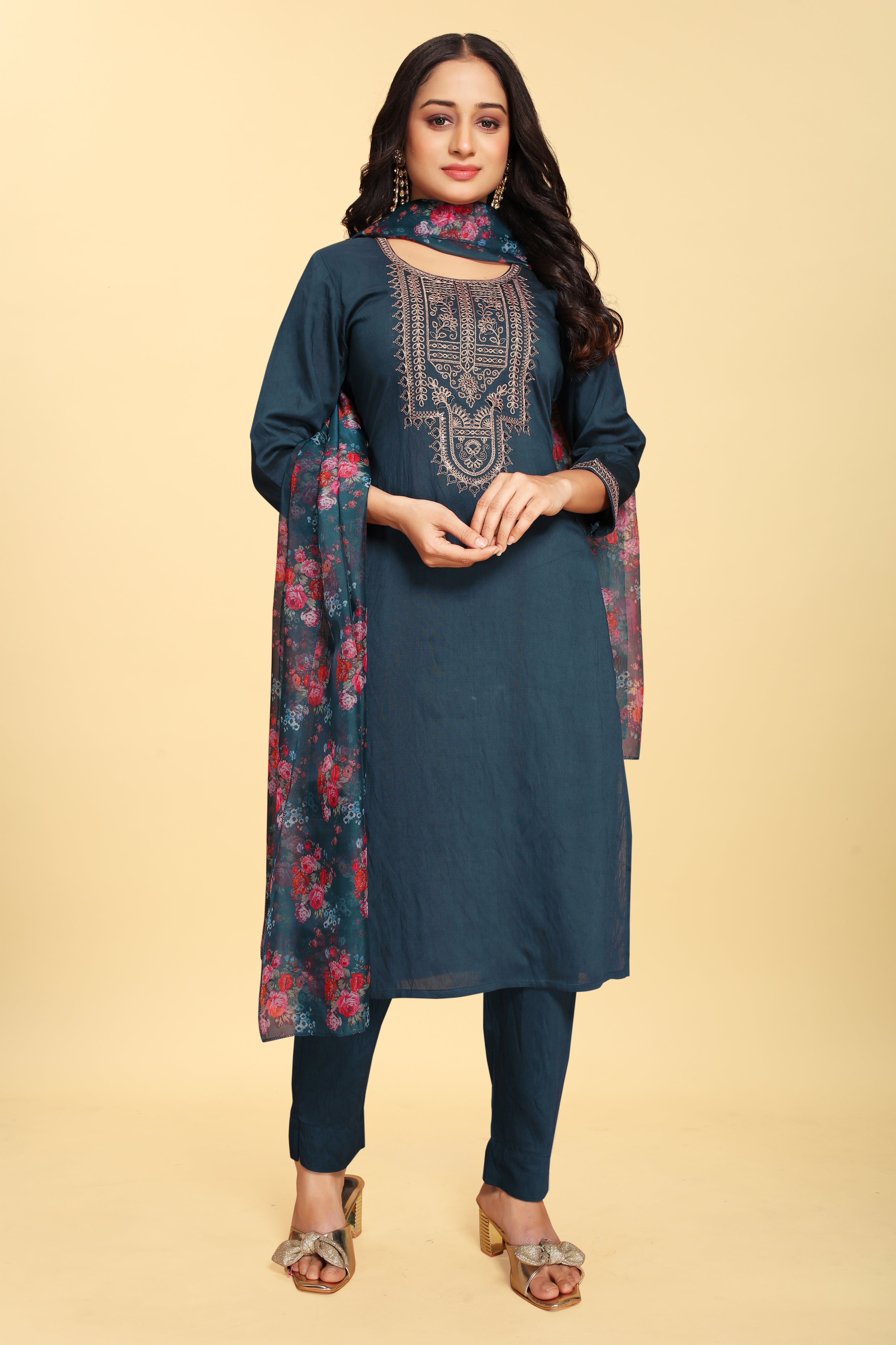 Costume Salwar brodé en soie bleue avec pantalon Dupatta