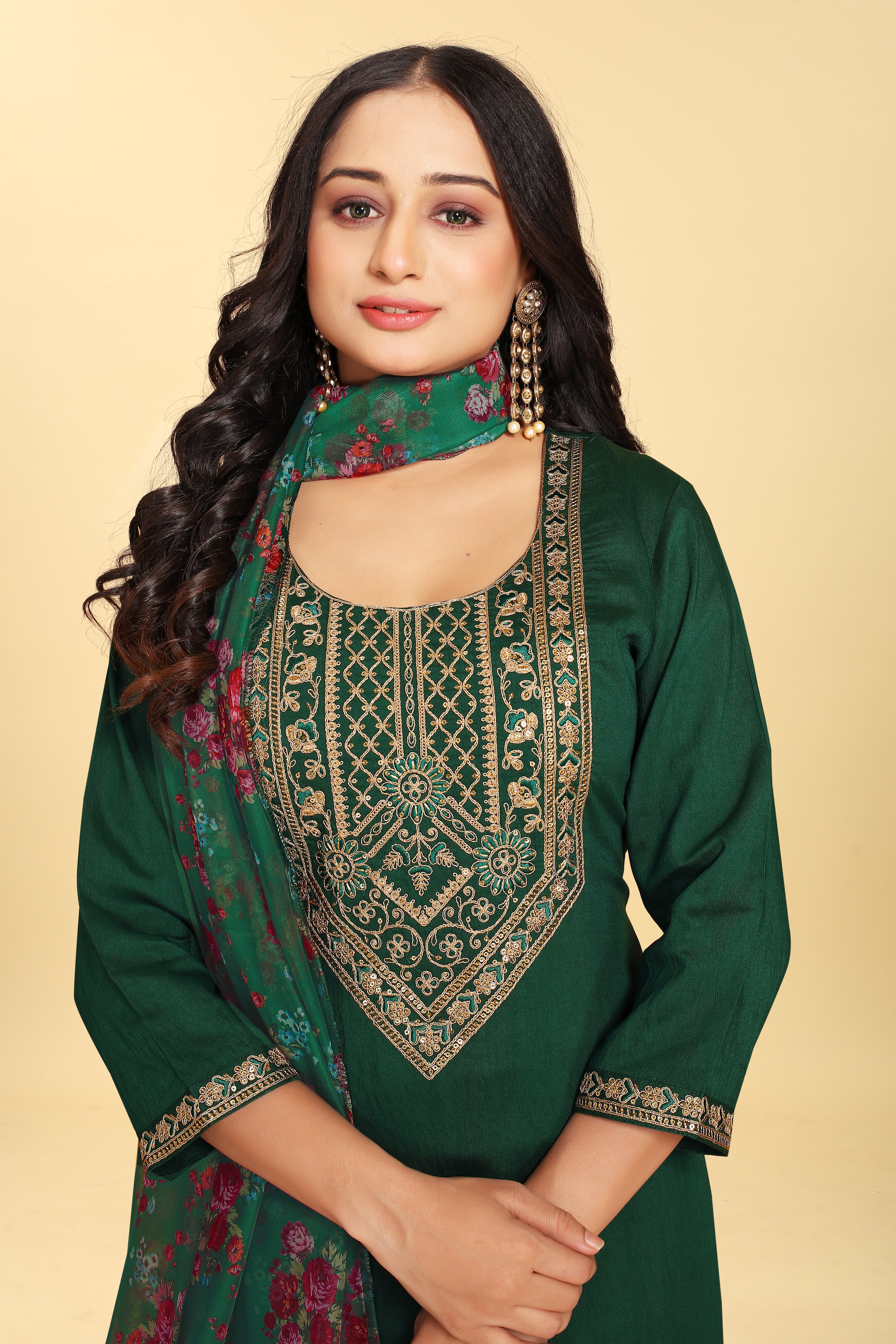 Costume Salwar brodé en soie verte avec pantalon Dupatta