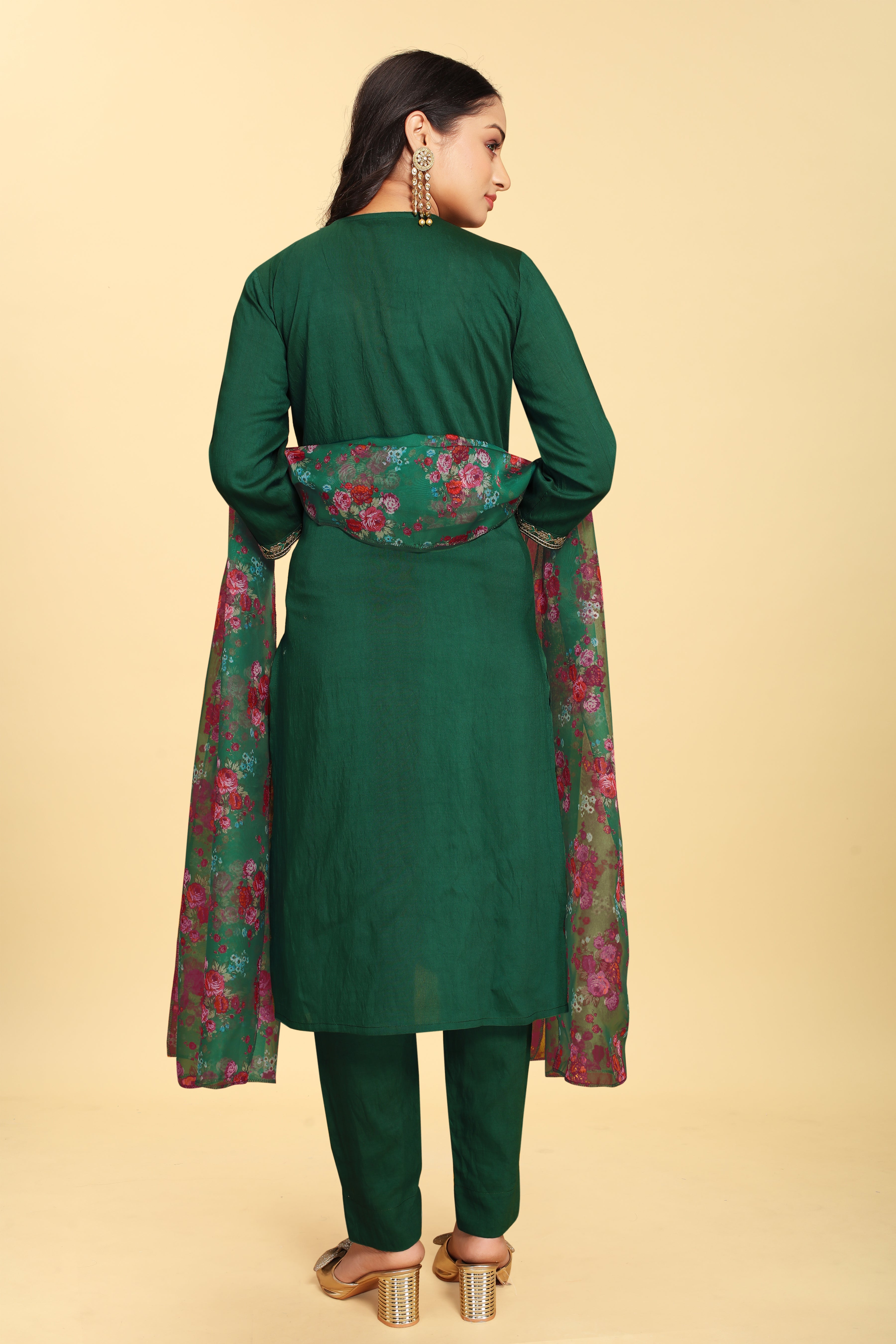 Costume Salwar brodé en soie verte avec pantalon Dupatta