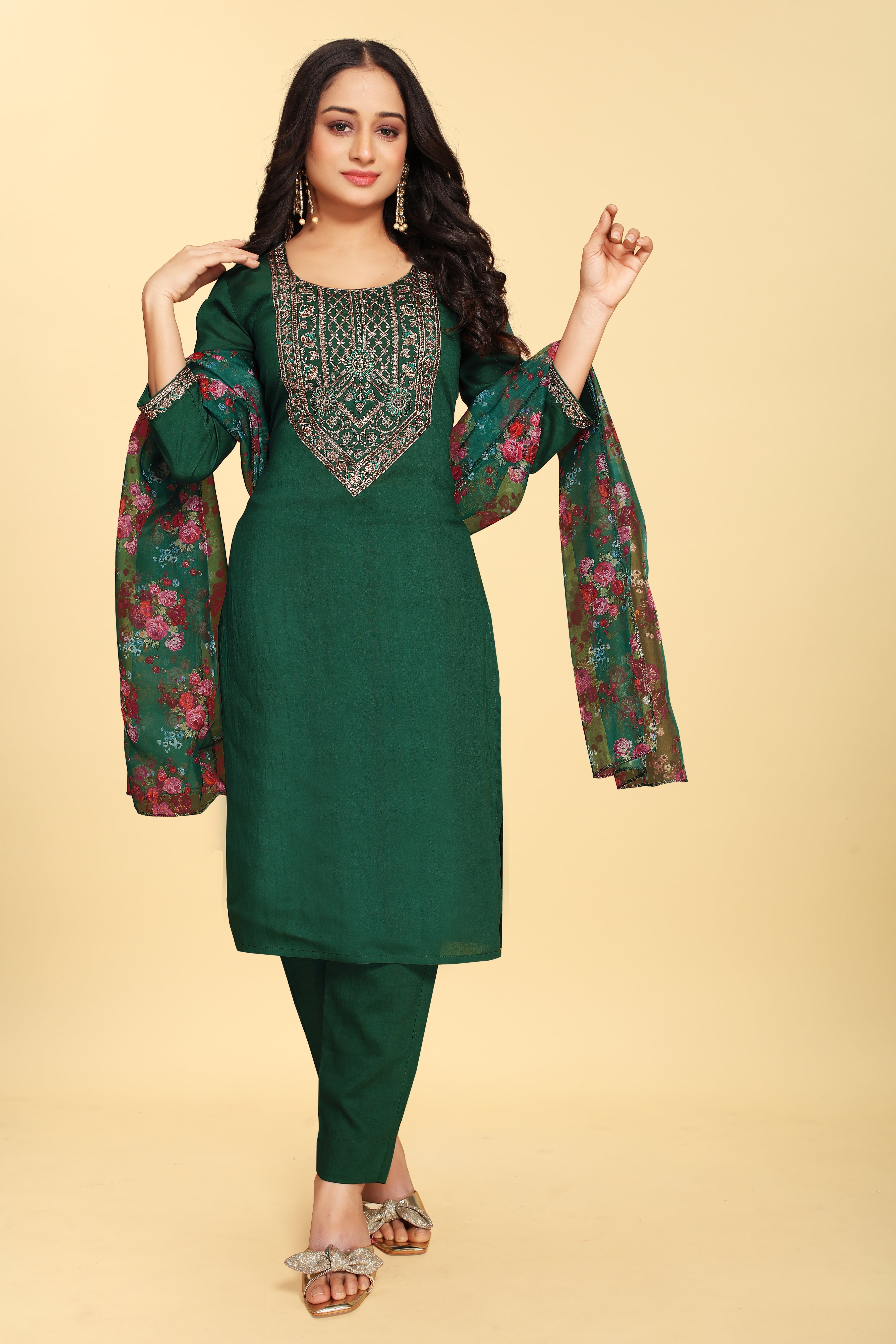 Costume Salwar brodé en soie verte avec pantalon Dupatta