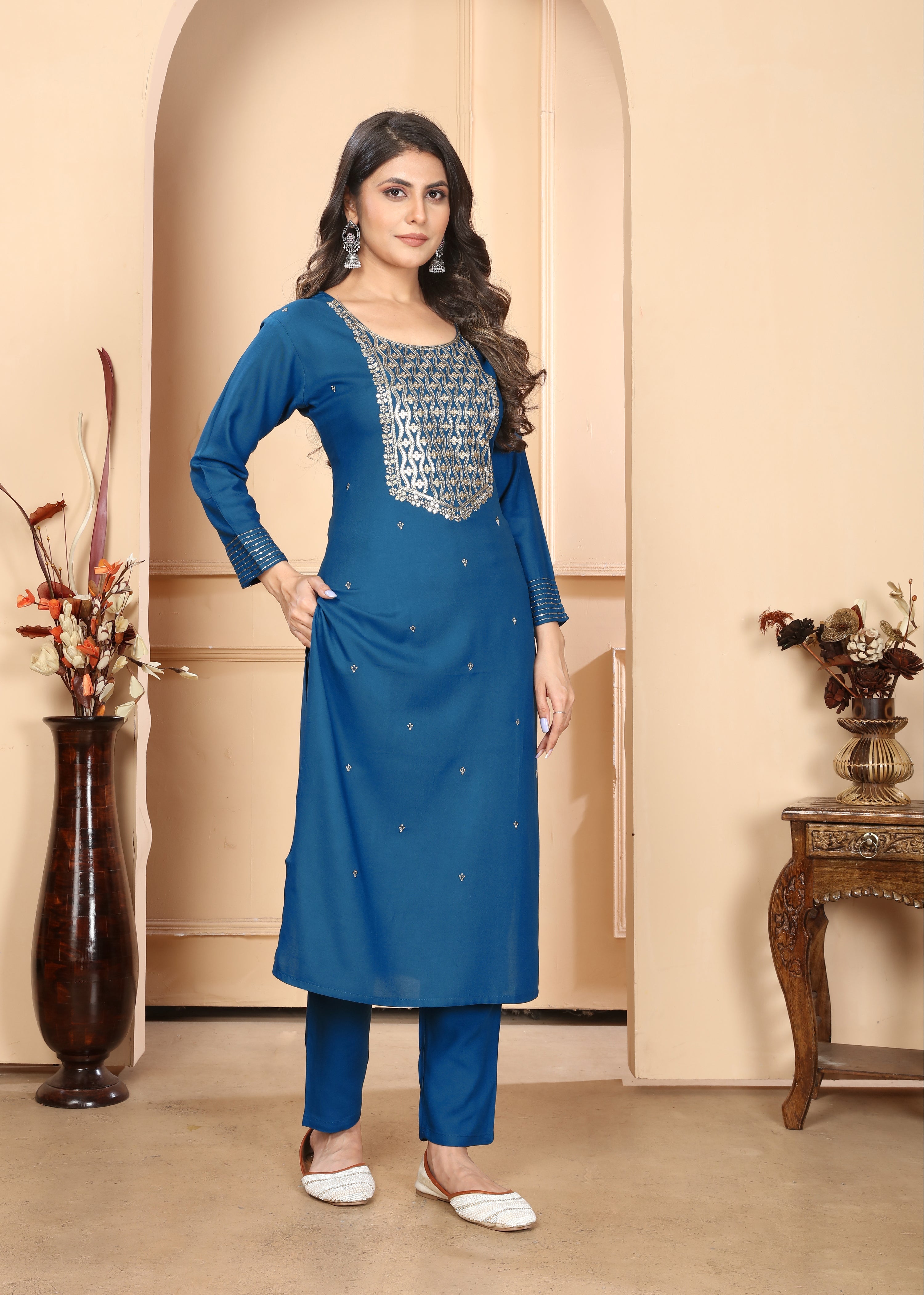 Costume Salwar brodé en rayonne bleue avec pantalon Dupatta