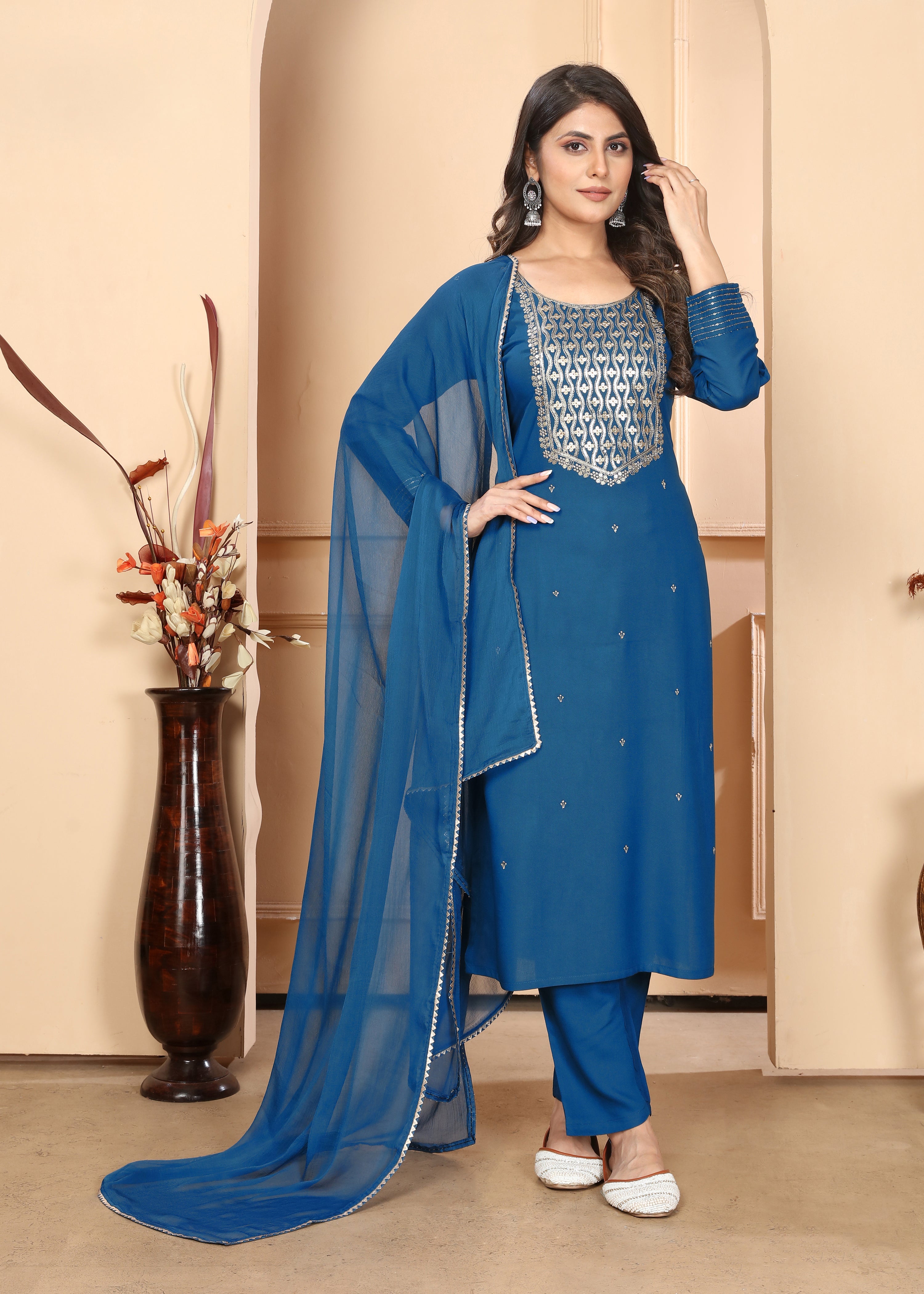 Costume Salwar brodé en rayonne bleue avec pantalon Dupatta