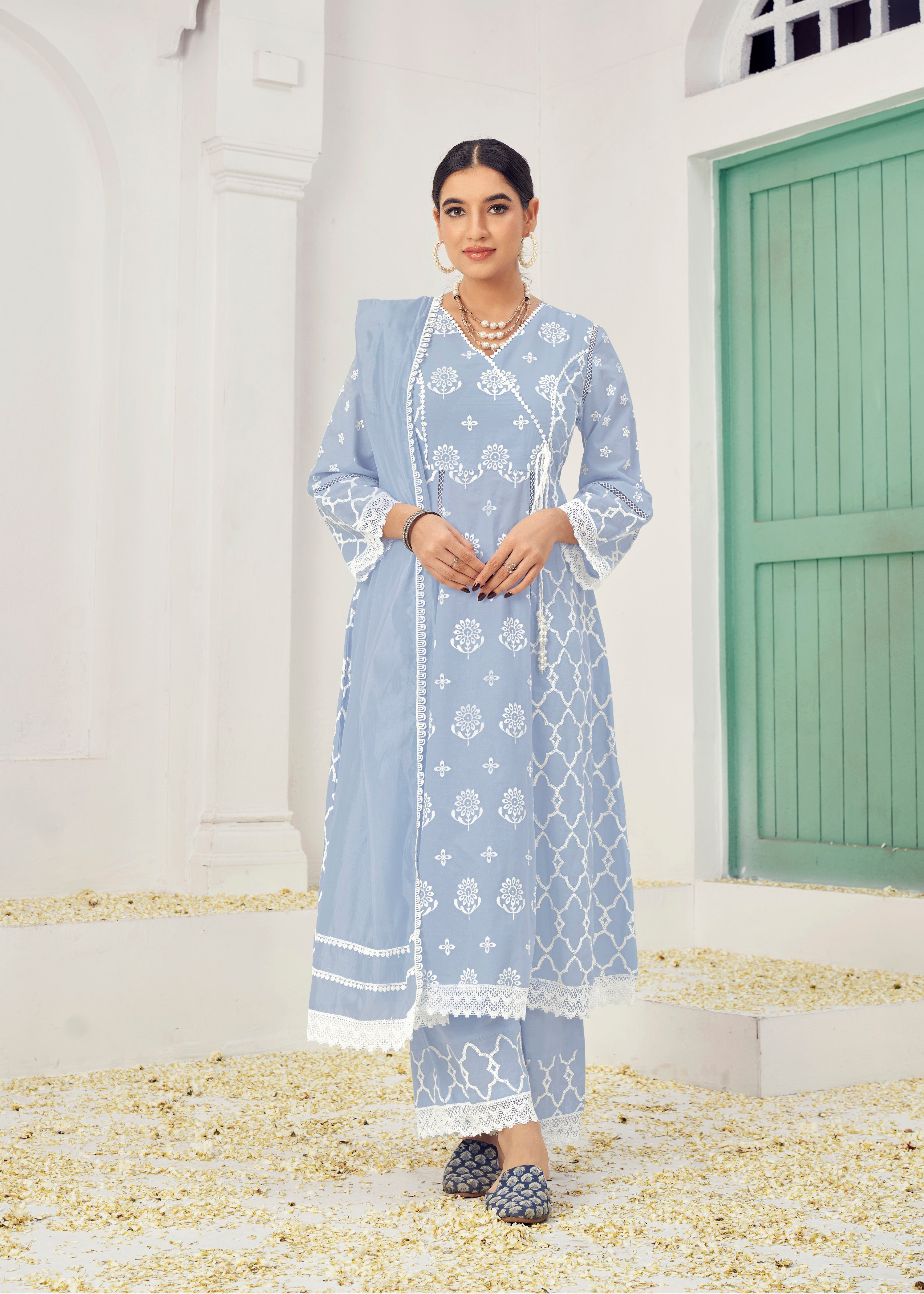 Costume Salwar Lucknowi en coton gris clair brodé