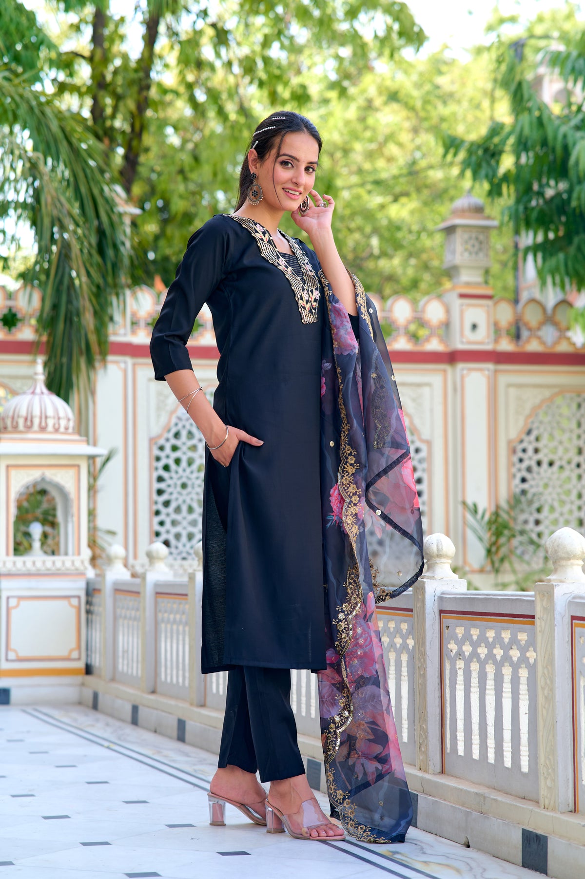 Costume Salwar brodé Chanderi noir avec dupatta inférieur