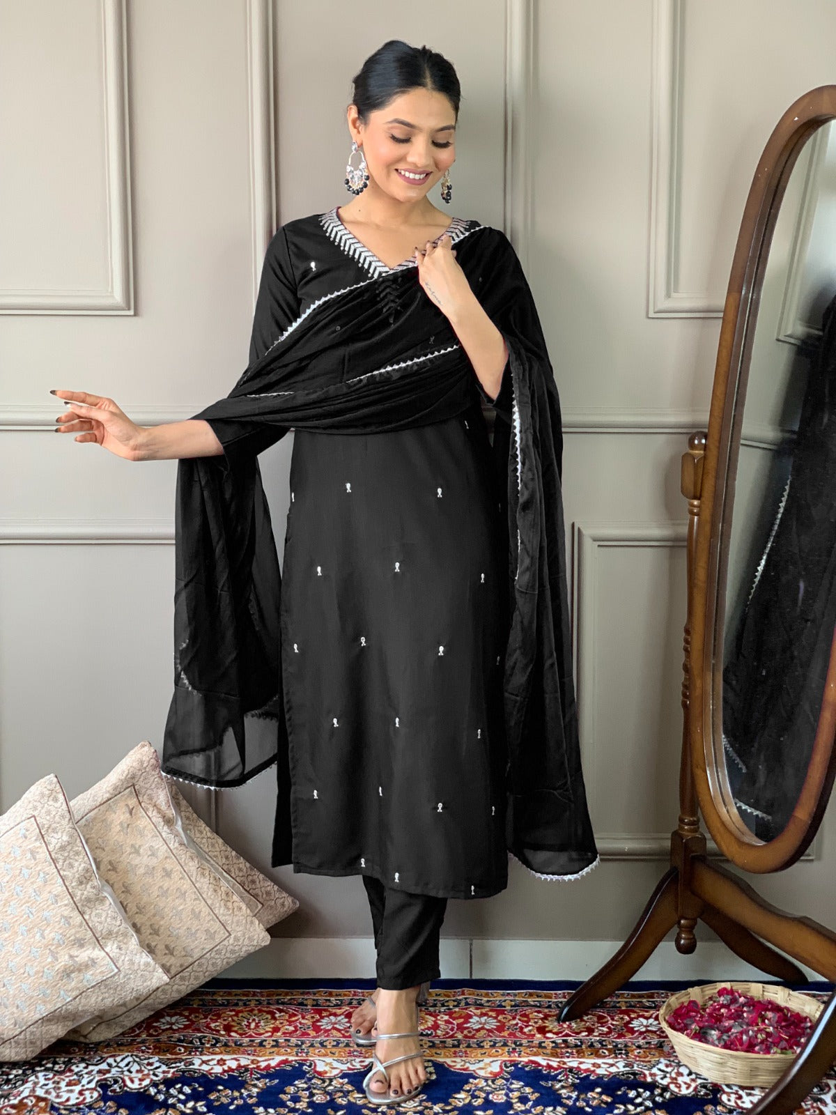 Costume Salwar prêt à porter en fil de rayonne noir avec dupatta inférieur