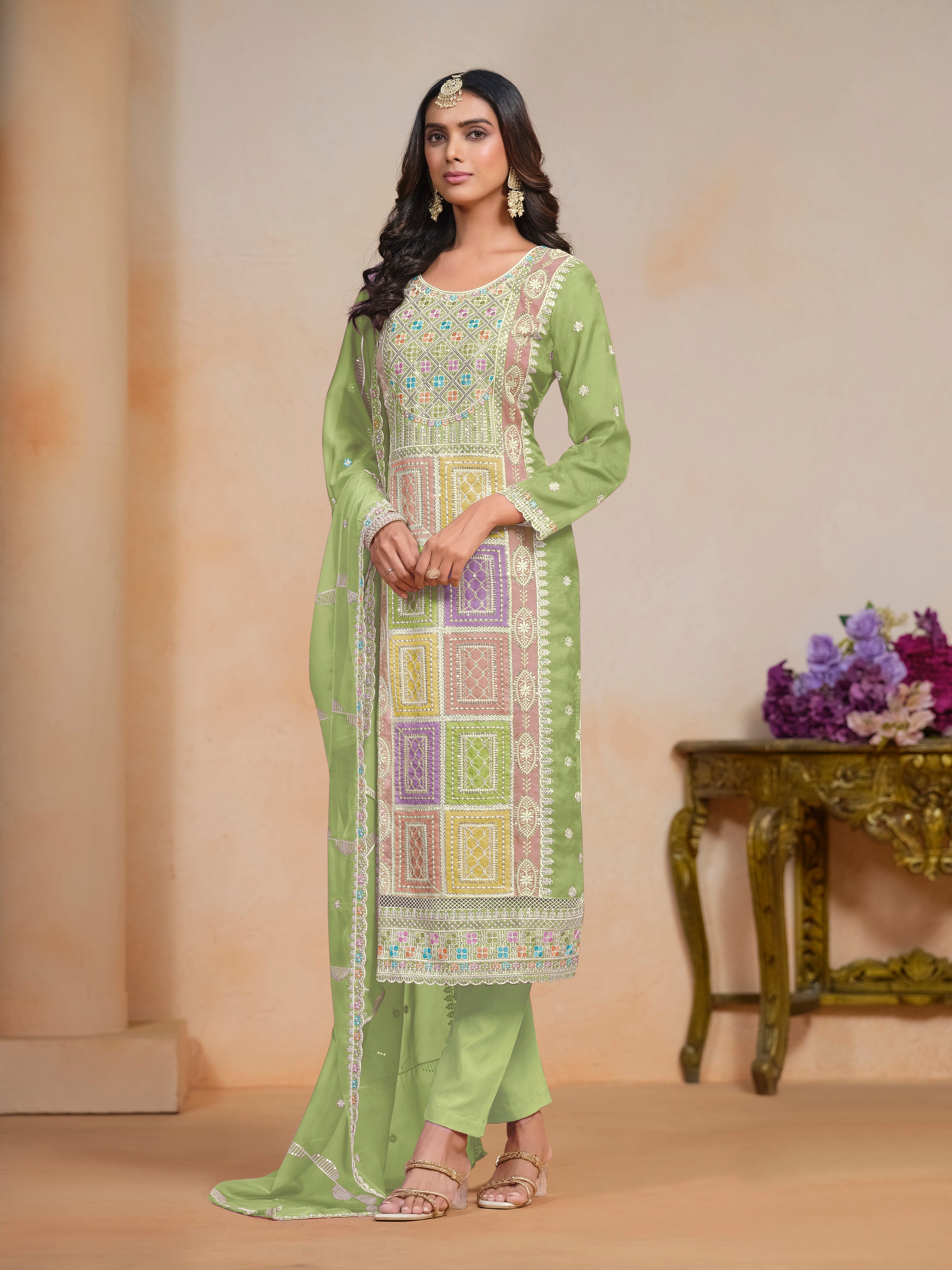 Kurti brodé en organza vert avec pantalon Dupatta