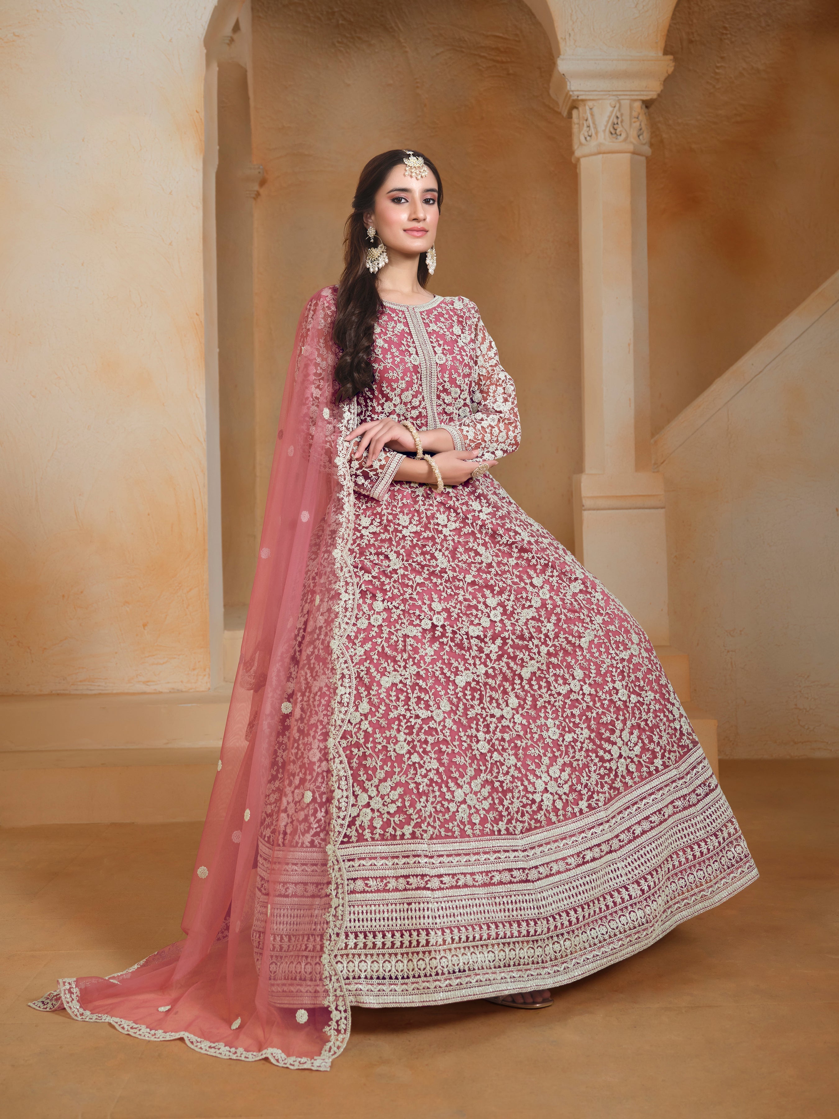 Anarkali Kurti brodé en filet rose avec dupatta inférieur