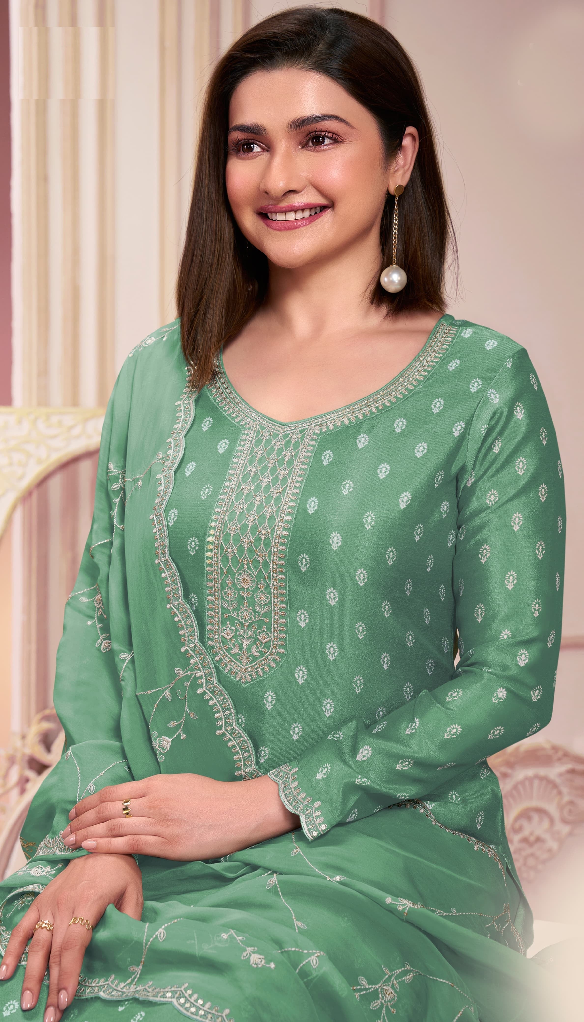 Costume Salwar brodé en georgette de soie verte avec pantalon Dupatta