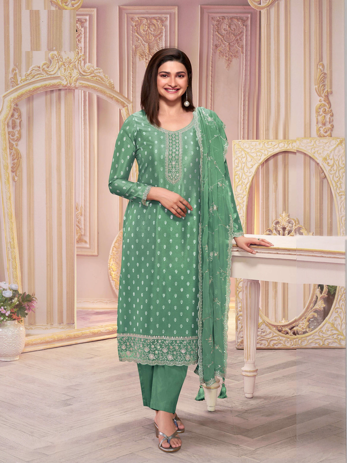 Costume Salwar brodé en georgette de soie verte avec pantalon Dupatta