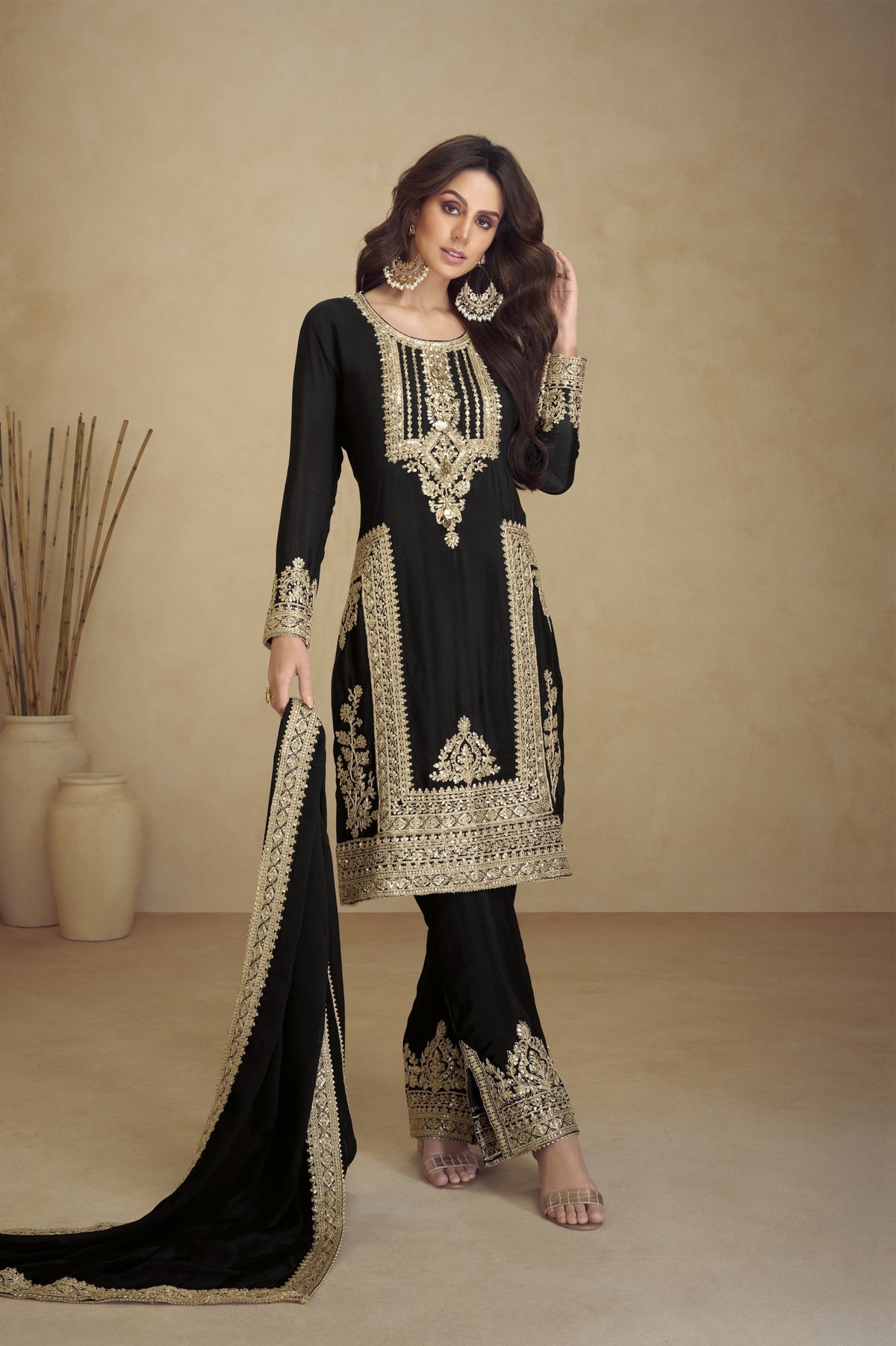 Costume Salwar brodé en georgette noire avec pantalon Dupatta