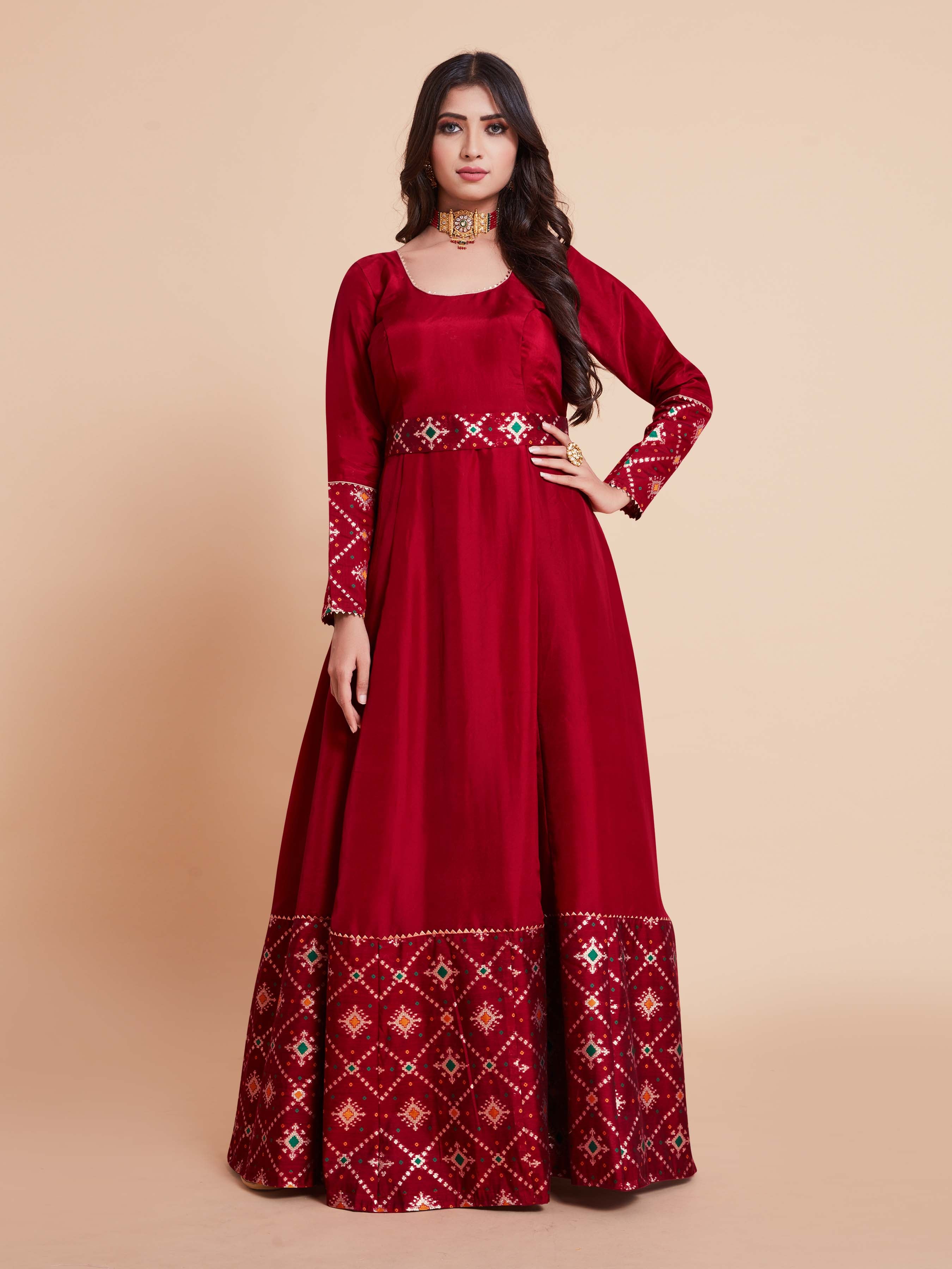 Kurta en soie tissée rouge avec dupatta 