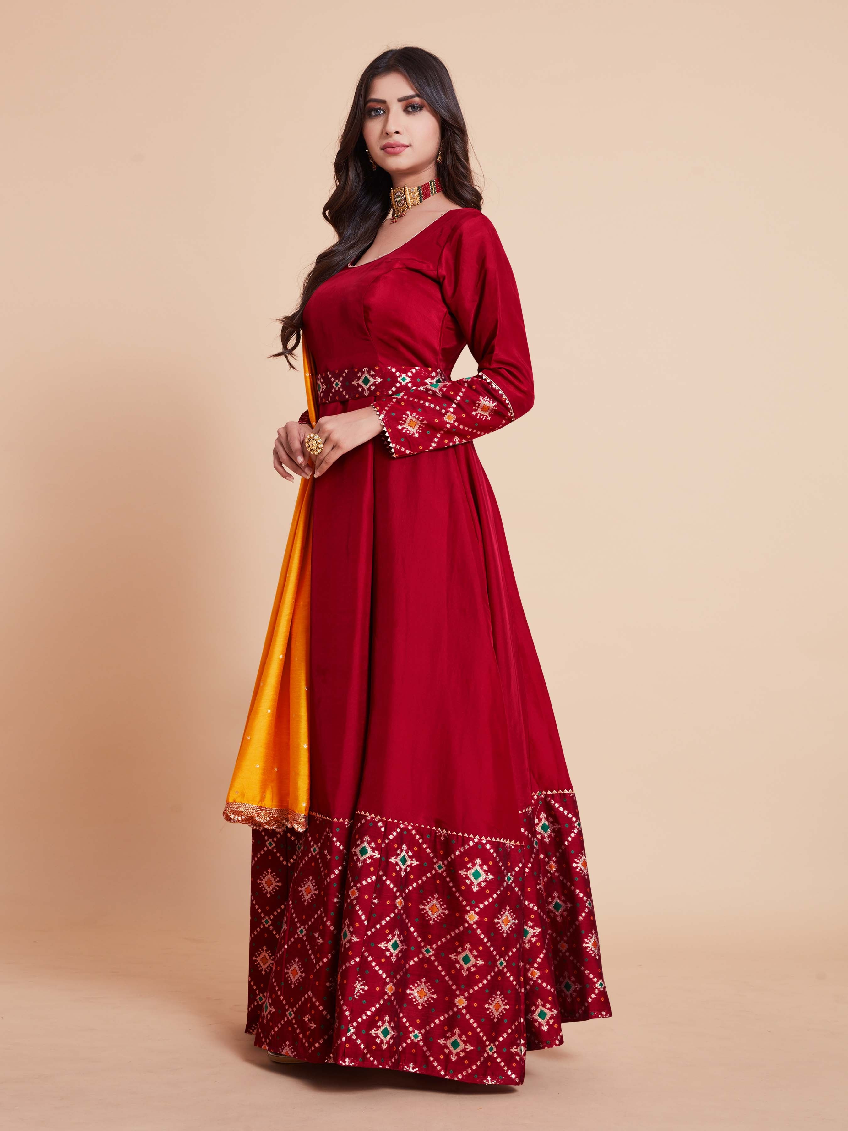 Kurta en soie tissée rouge avec dupatta 