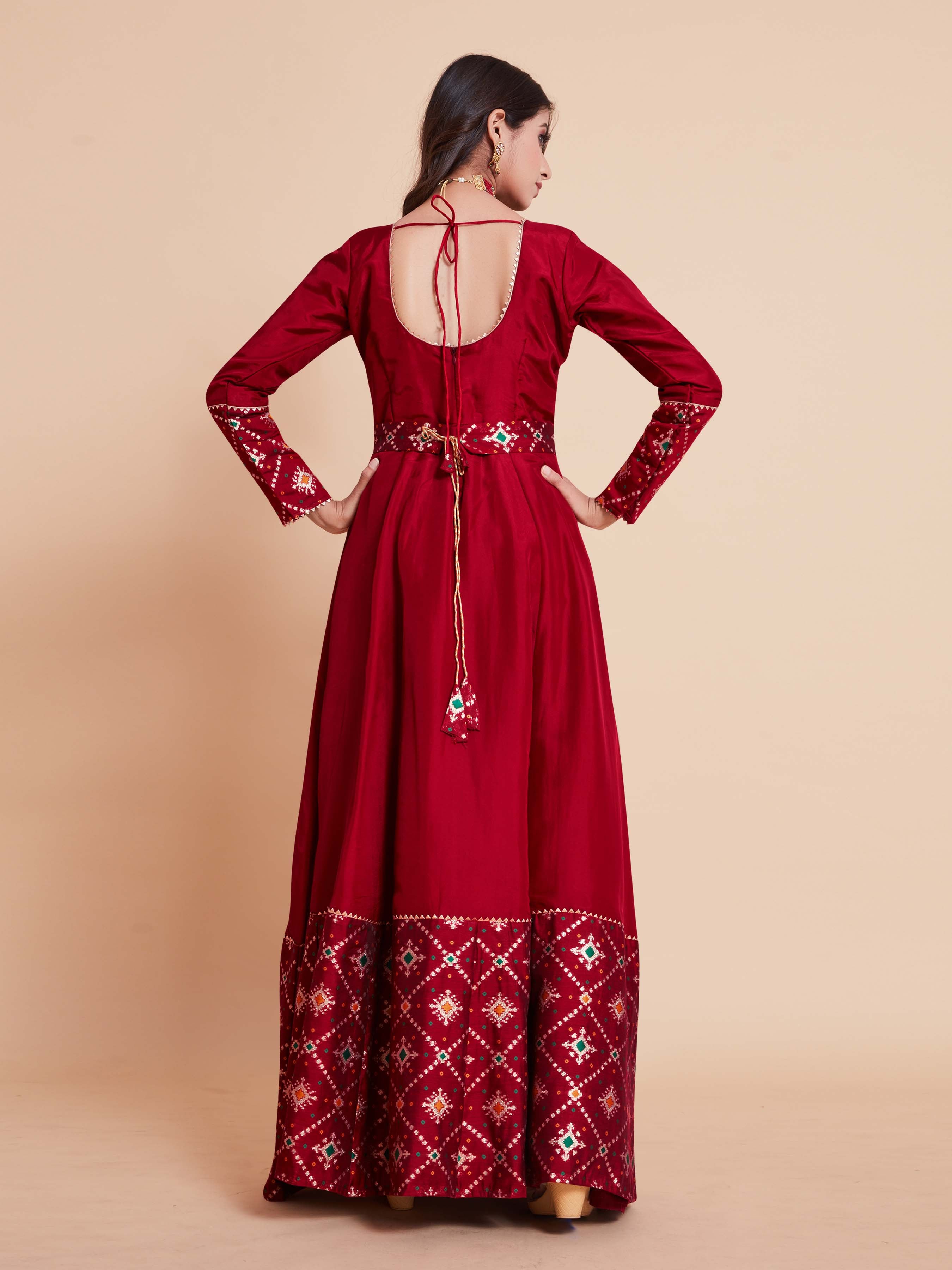 Kurta en soie tissée rouge avec dupatta 