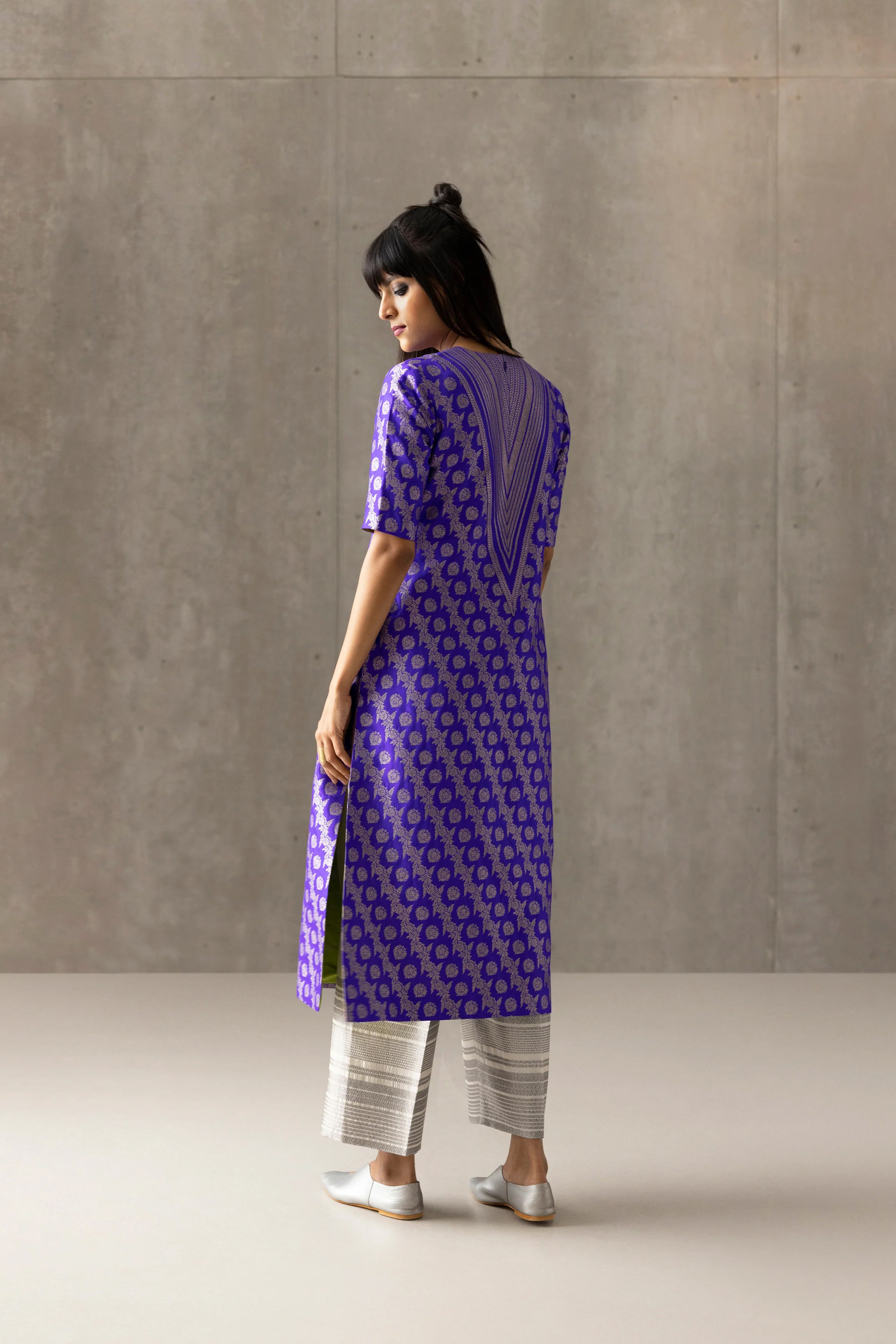 Lavender Zari Woven Silk Blend Key Hole Neck Kurta Set With Pant