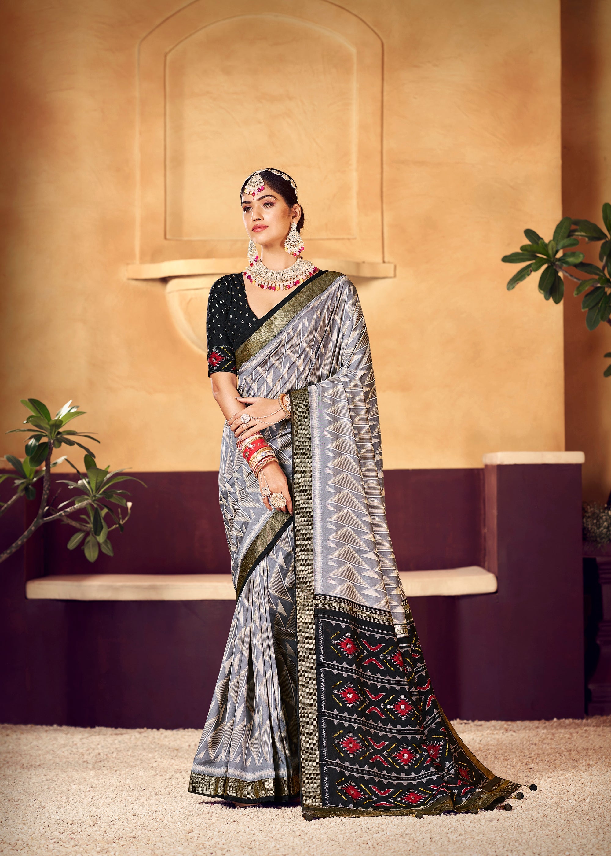 Grey Cotton Silk Abstract Print Saree