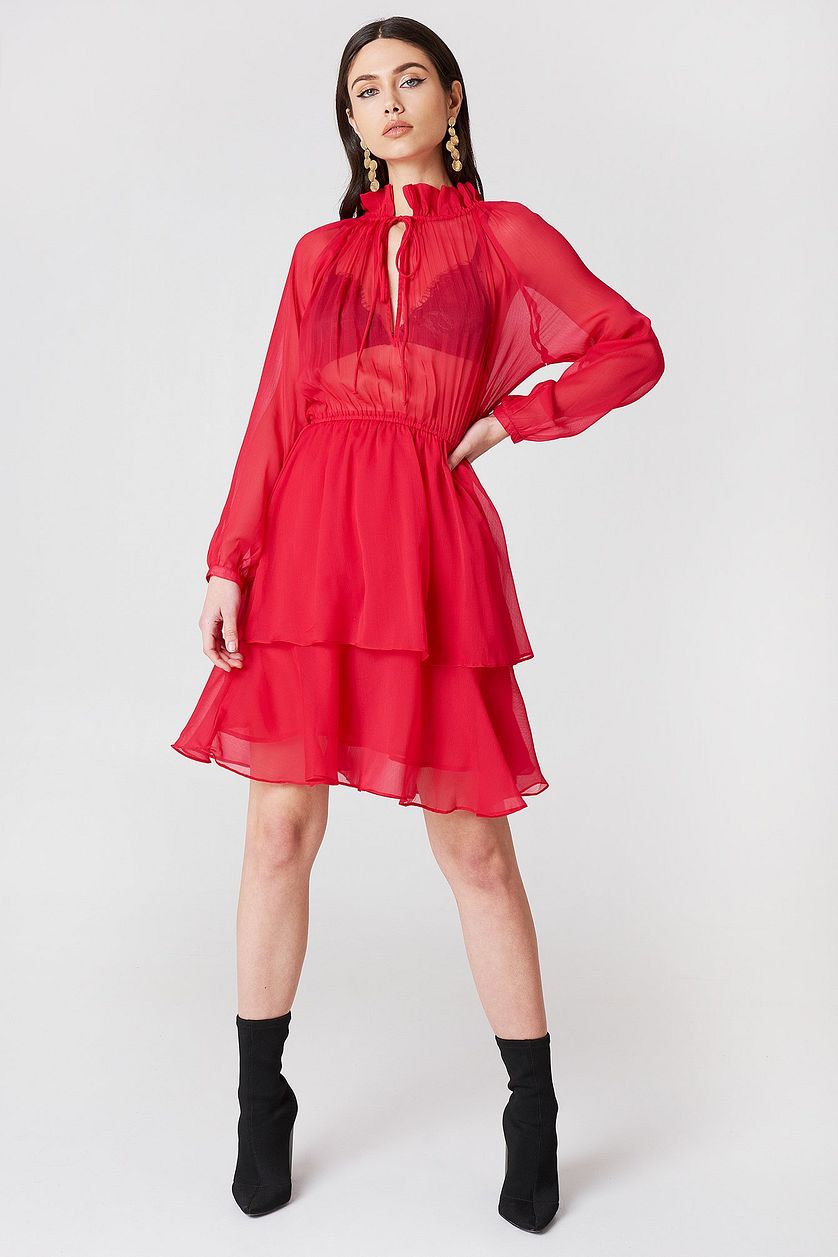 Robe rouge en mousseline de soie à col montant et volants 