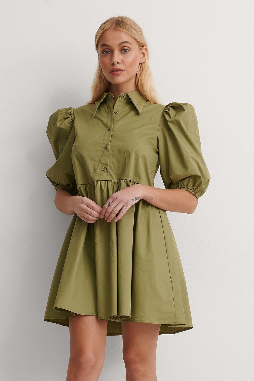 Robe à manches bouffantes et col pointu vert olive 