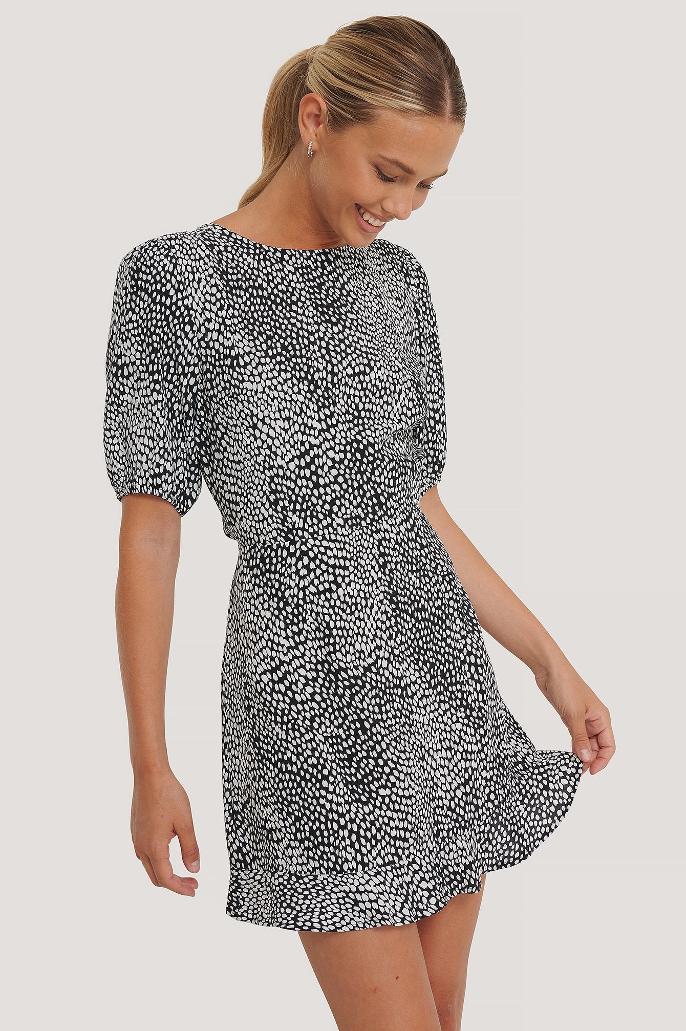 Short Sleeve Open Back Mini Dress Medium-36 Short Sleeve Open Back Mini Dress Medium-36