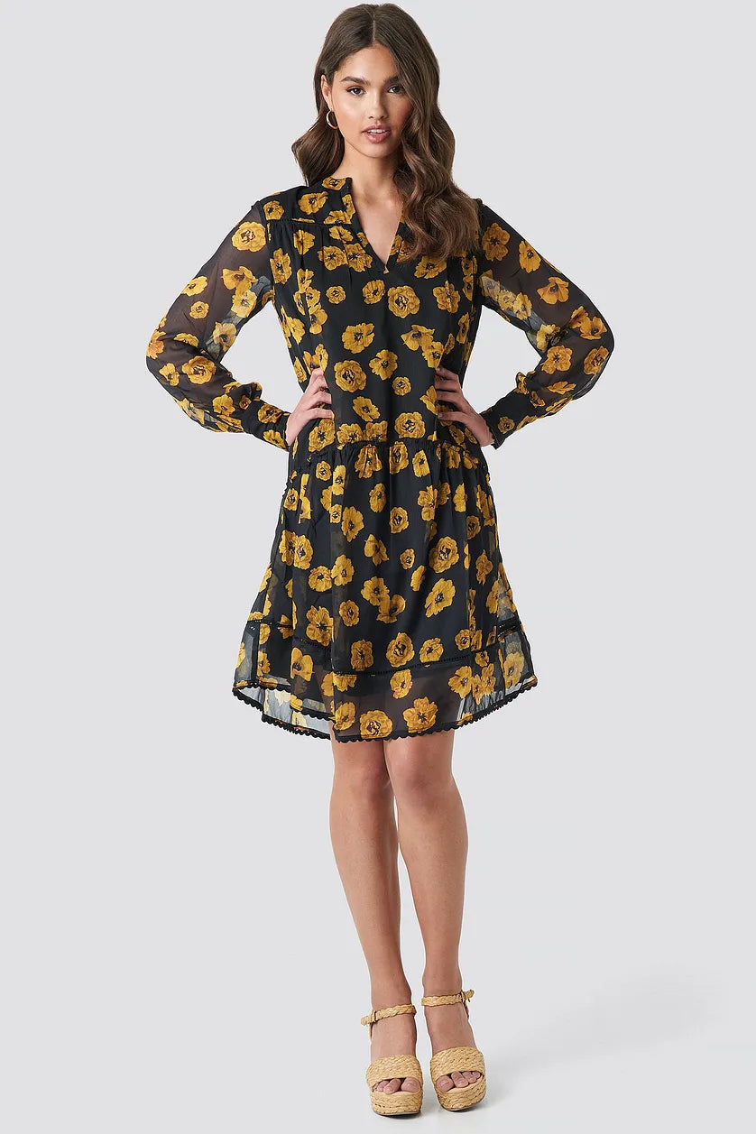 Robe fluide en mousseline à col en V noire et jaune 